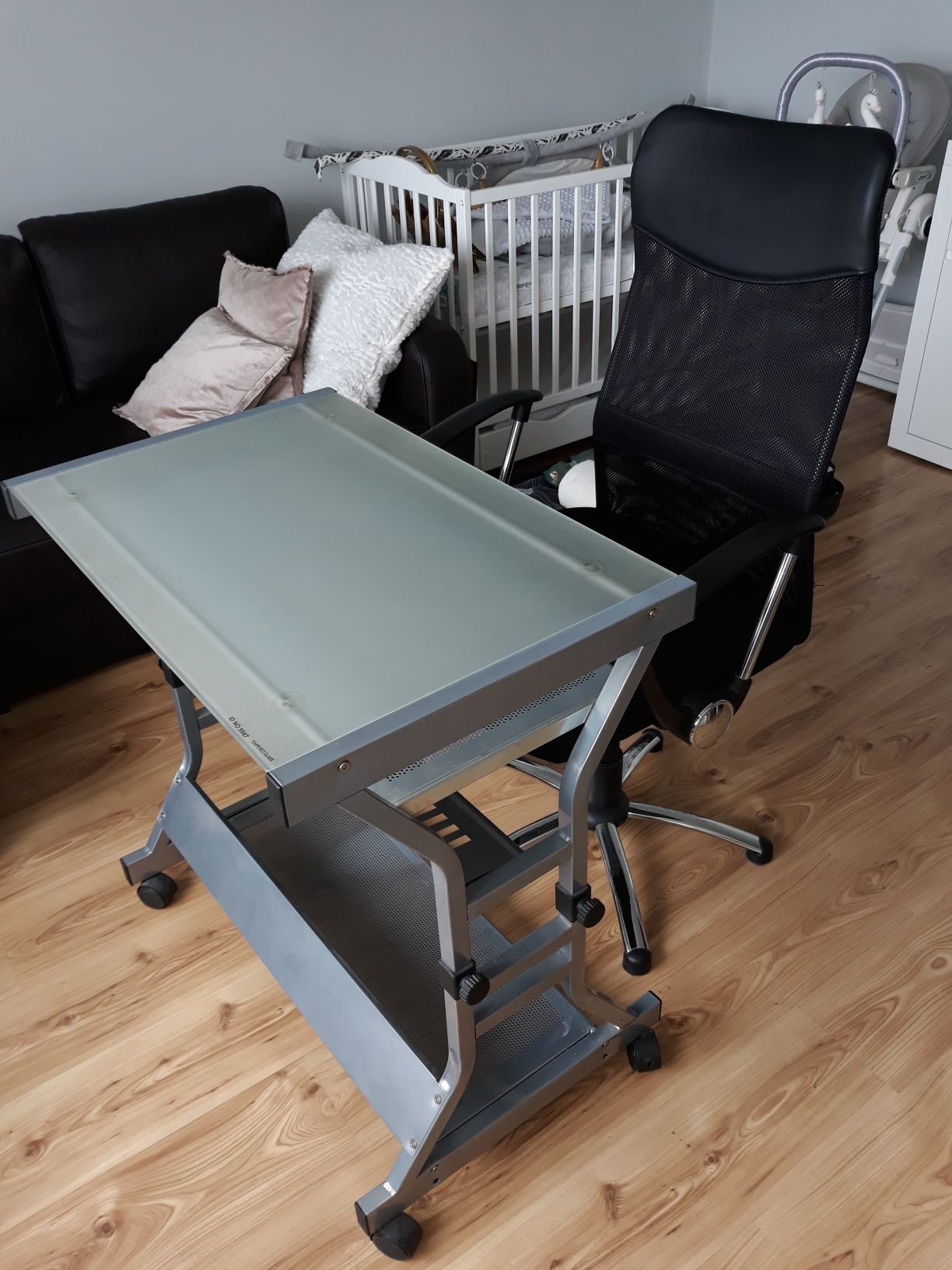 Zestaw krzesło obrotowe + biurko metalowe wysuwane na kółkach
