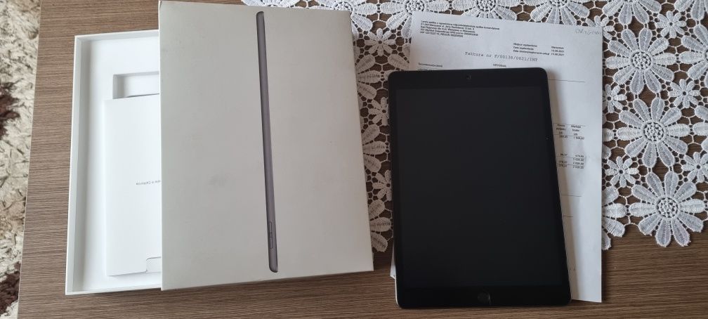Ipad 8 generacji 32 GB space gray.