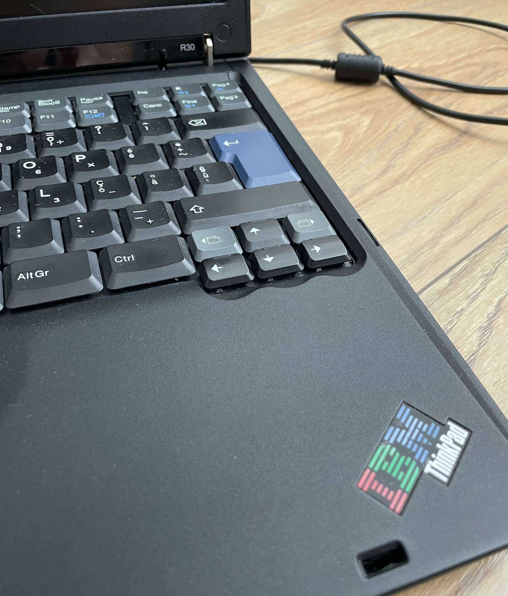 Laptop Retro Vintage IBM ThinkPad R30 Model 2656