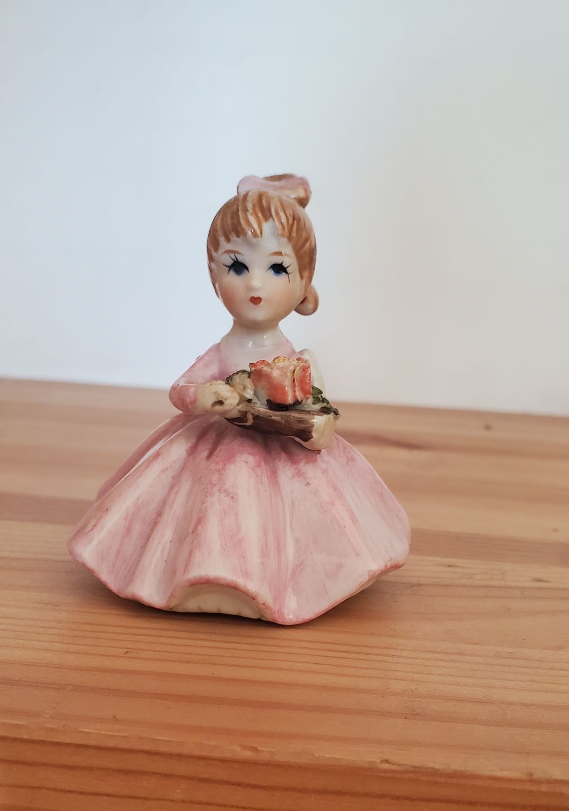 Porcelanowa figurka 'Dziewczynka'