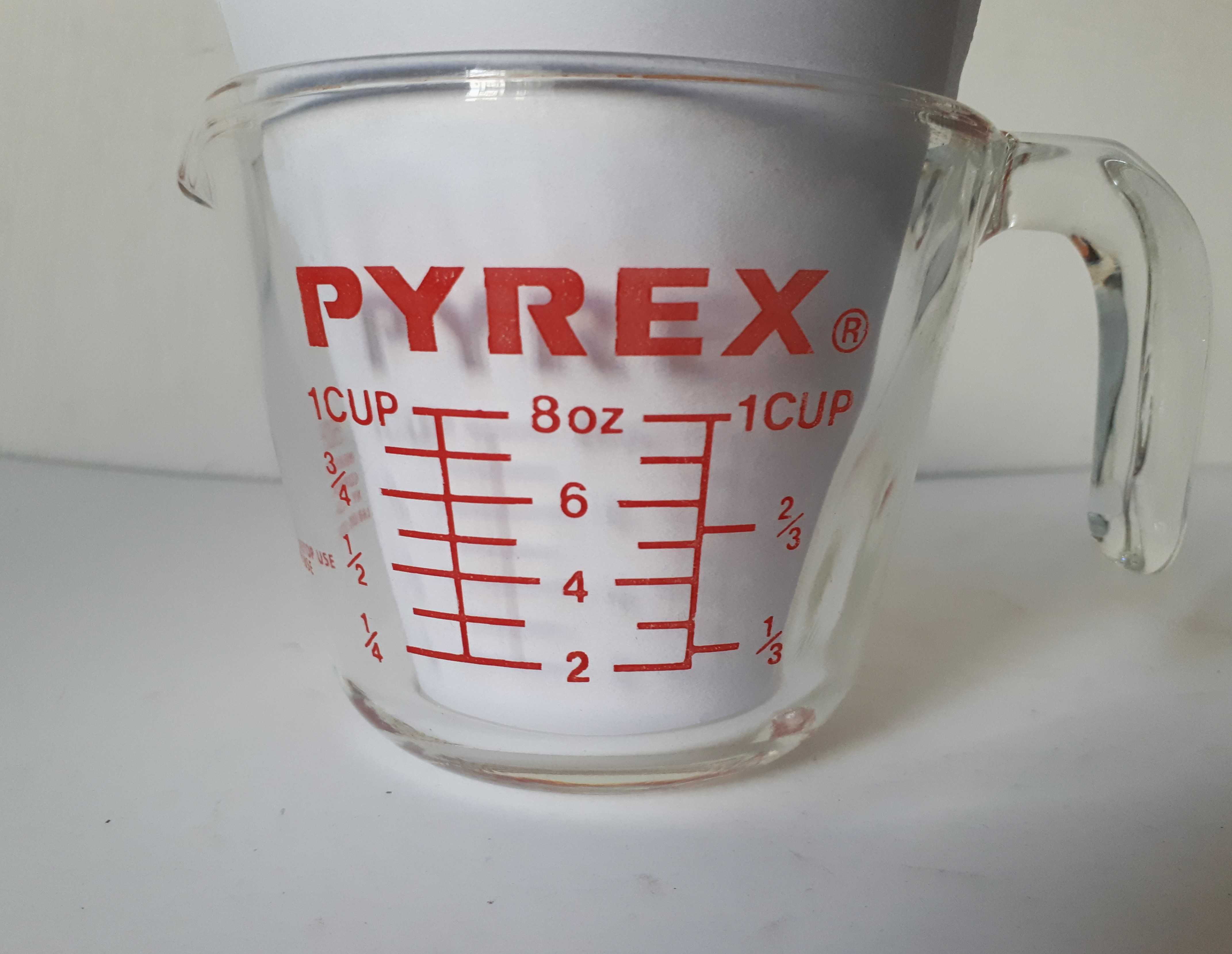 szklany pojemnik z miarką Pyrex