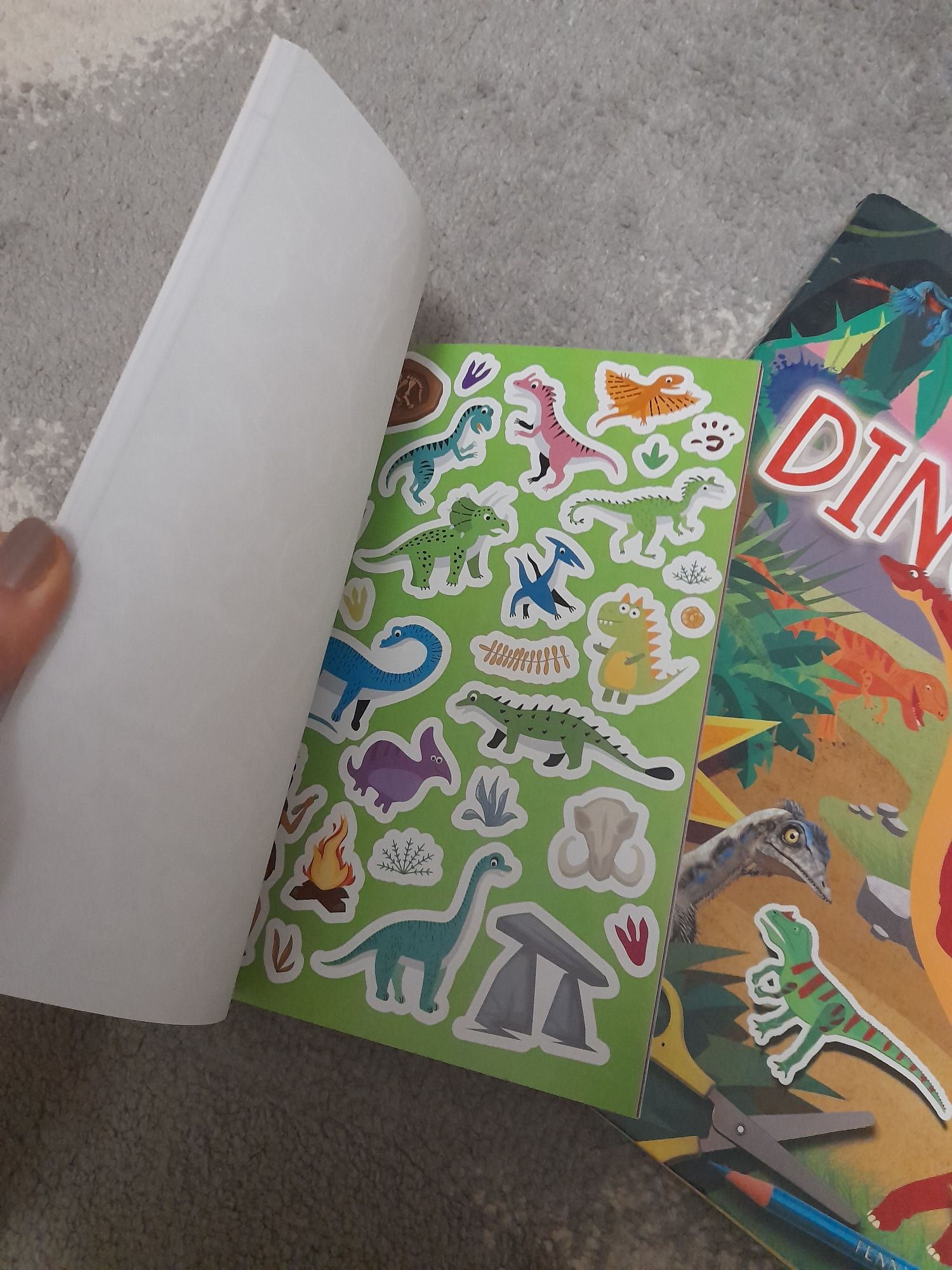 Książka Dinozaury plus książeczka z naklejkami
