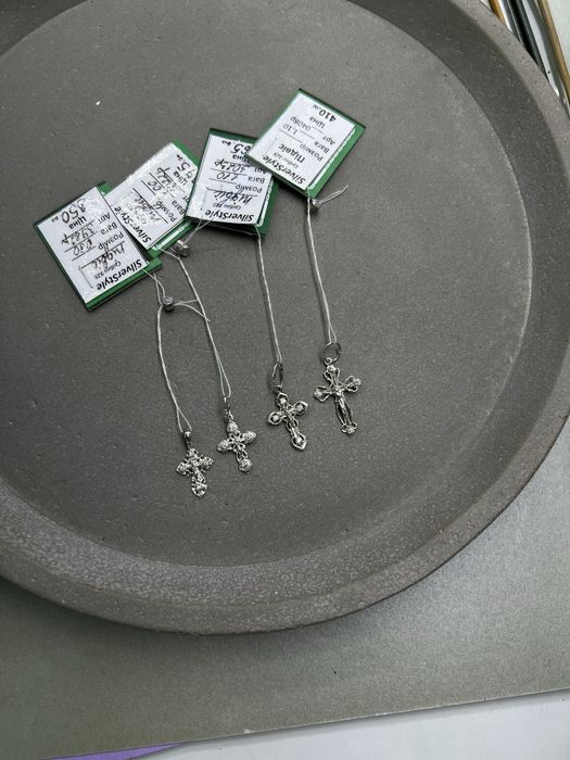 Срібний хрестик з камінцями та розпяттям