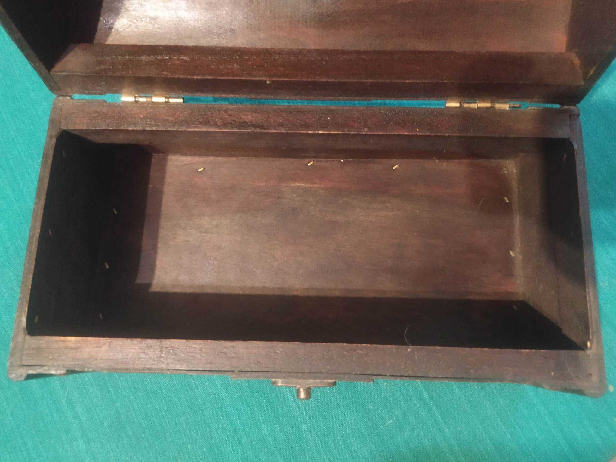 Drewniany kuferk z metalowym wykończeniem