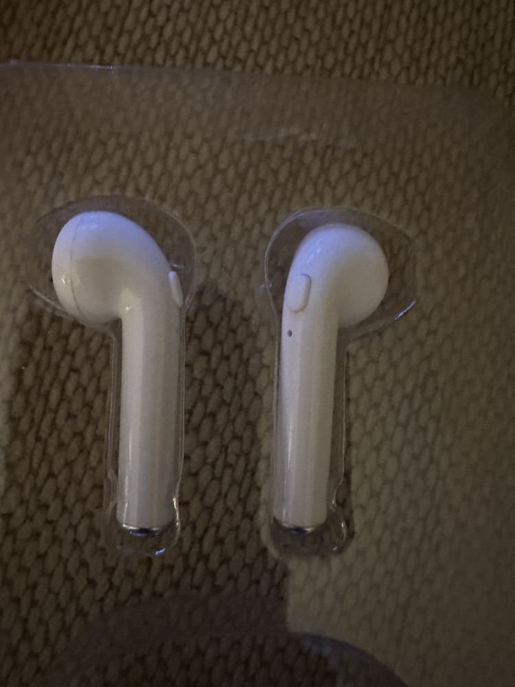 EarPods novos da marca SBS com carregador e caixa para guardar.