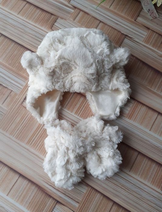 Нова шапка і хомут для дівчинки