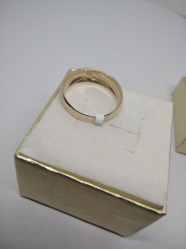 Złoty pierścionek 3 cyrkonie złoto 585 R19  304