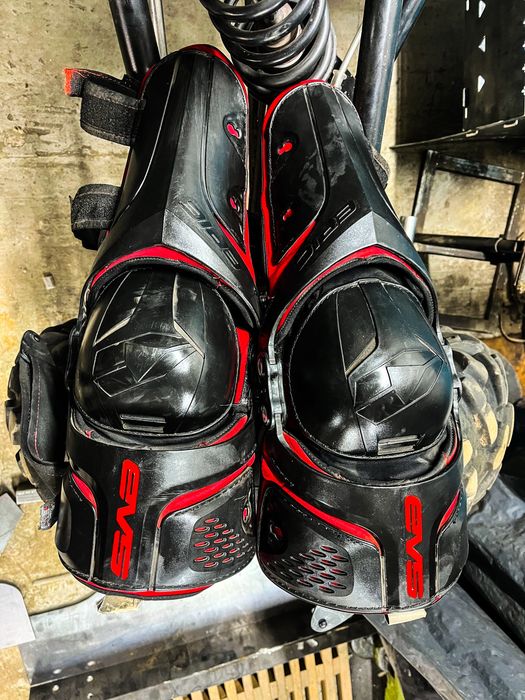 EVS Epic шарнірні наколінники