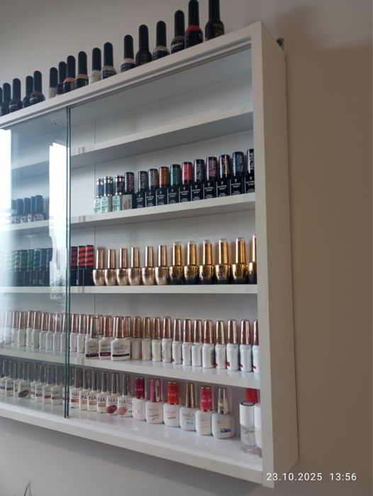 Wisząca witryna/półka z przesuwnymi drzwiami