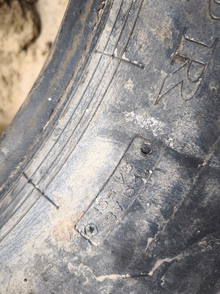 Para opony wzmocnione 12PR. 13.6 R - 24 (340/85)  R24  13-24  12.4-24