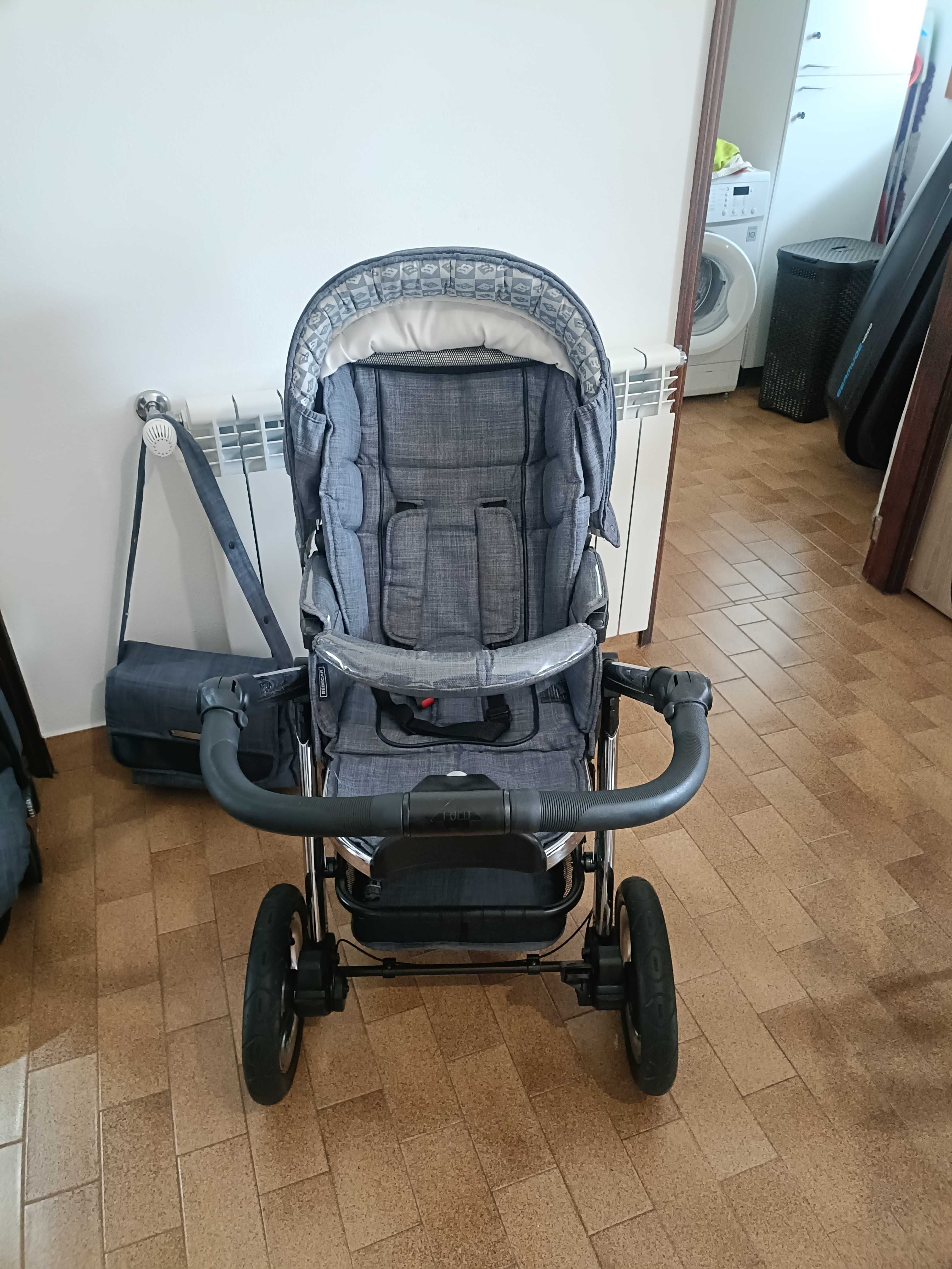 Carrinho duo Bébécar com tapa pés, mala e isofix