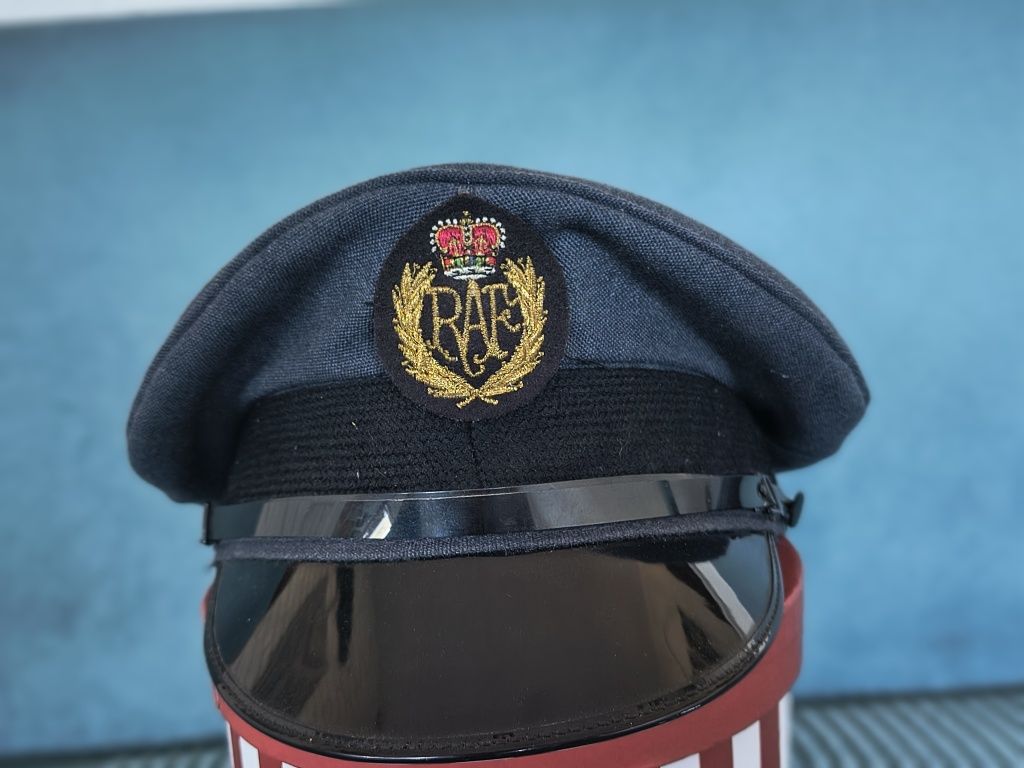 czapka służbowa,  należąca do członka Royal Air Force (R