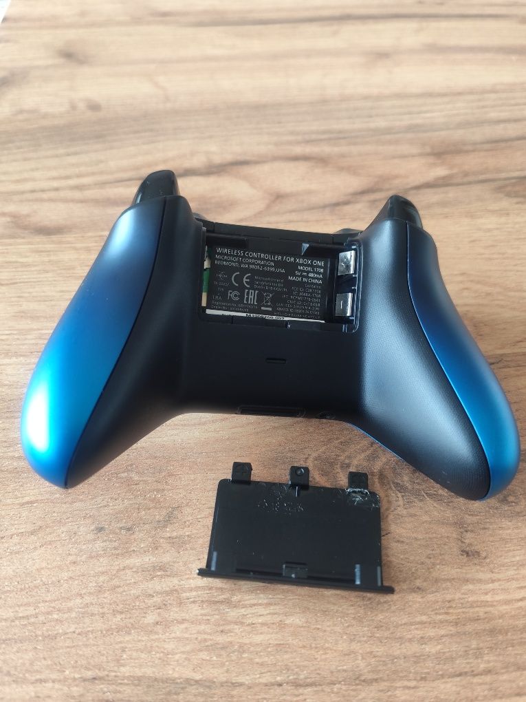 Zestaw - odnowiony pad Xbox One + dodatkowe obudowy