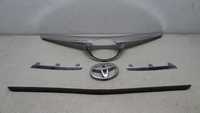 Toyota corolla E16 listwy chromy logo atrapy grilla komplet