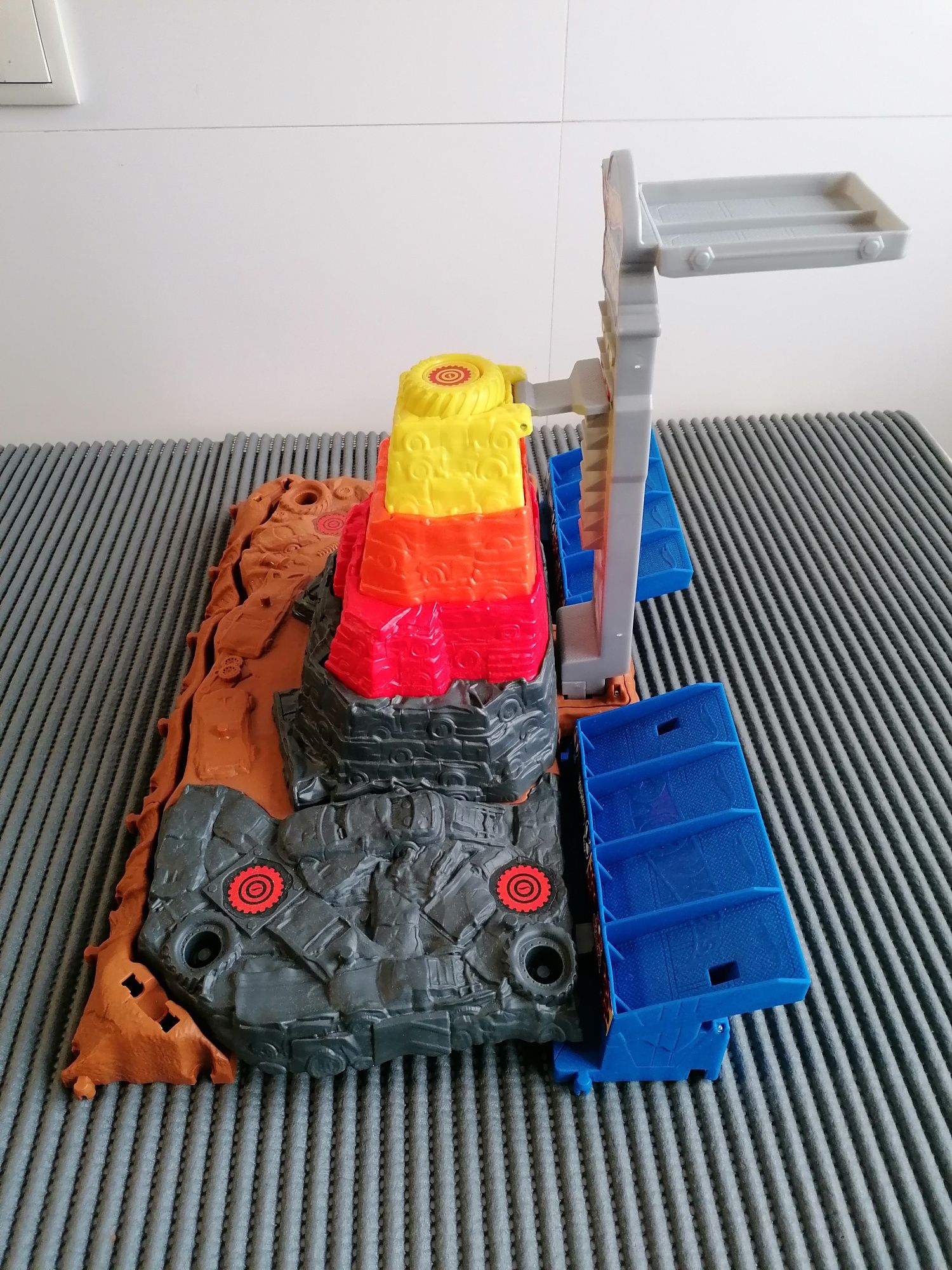 Pista Central para carros Monster Trucks HOT WHEELS 
Pista Central par