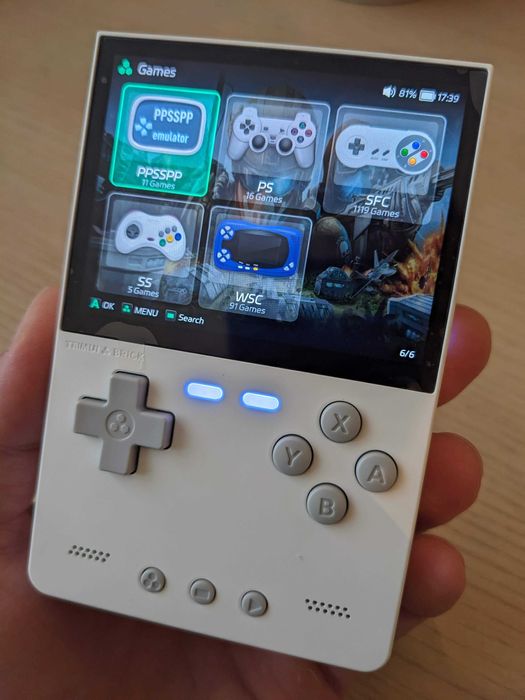 Портативна консоль Trimui Brick