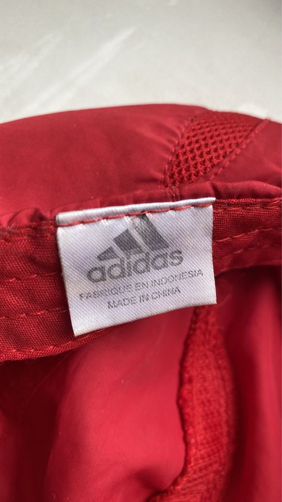 Продам красную кепку Adidas