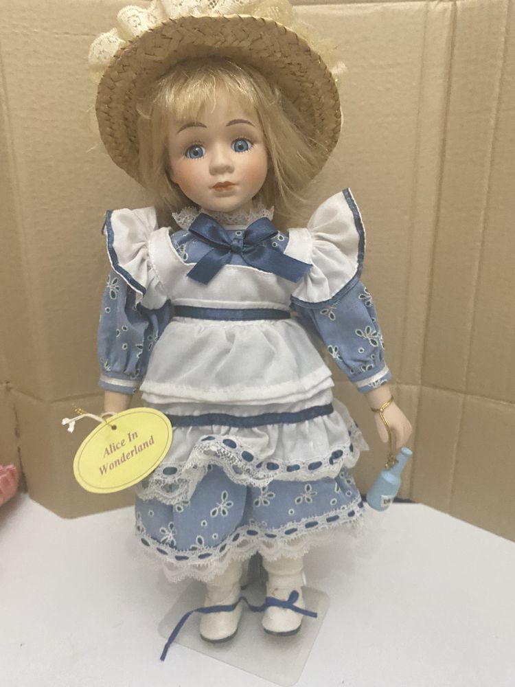 Boneca porcelana Alice no País das Maravilhas