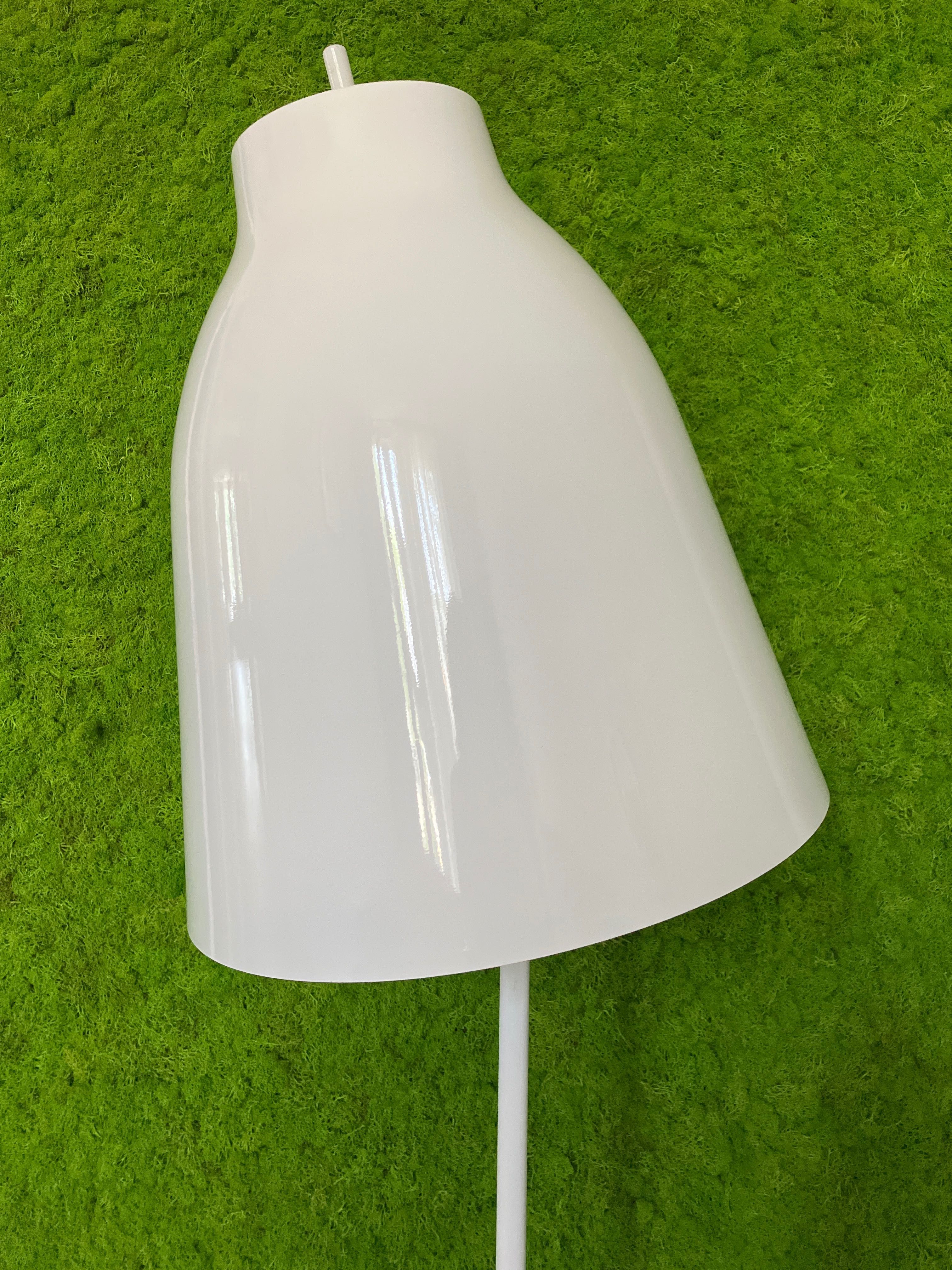 Designerska lampa stojąca biała
