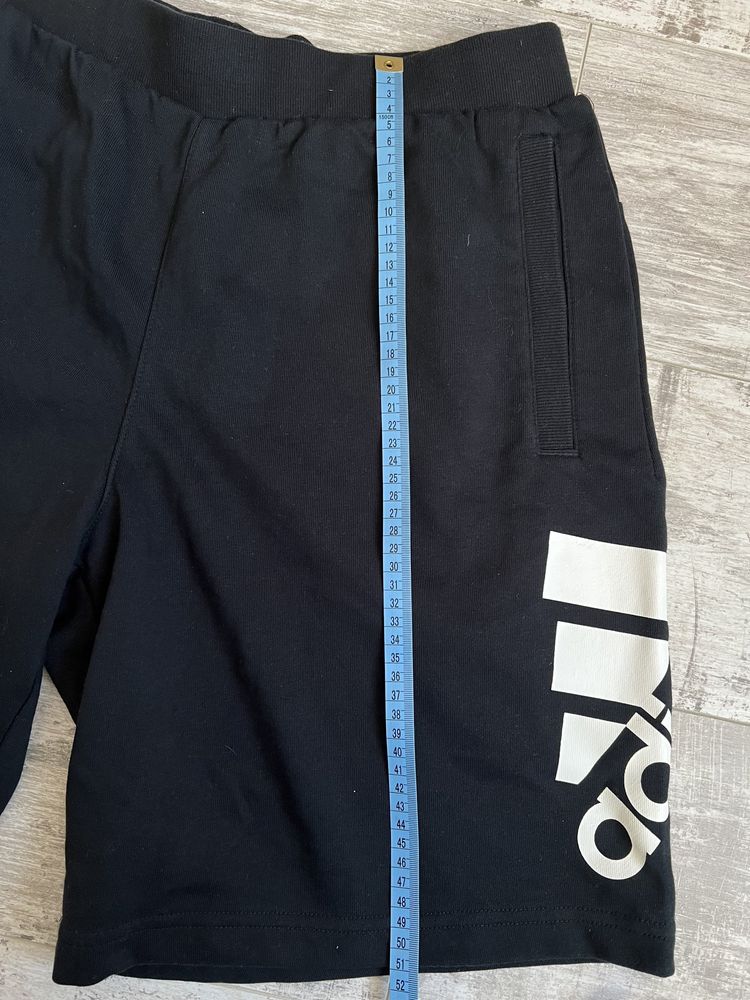 Krotkie spodenki Adidas