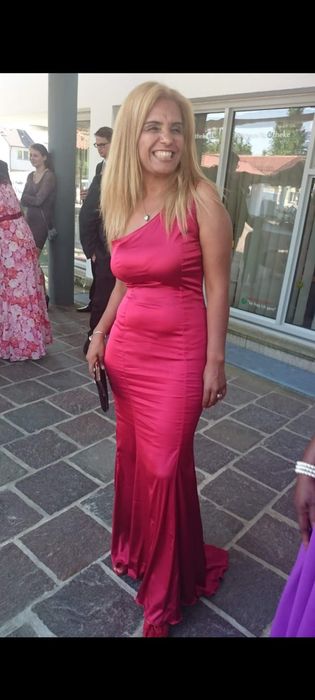 Vestido de Cetim Elegante para Brilhar em Grandes Momentos