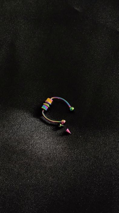 Fake piercing kolor tęczowy fałszywy kolczyk uniseks