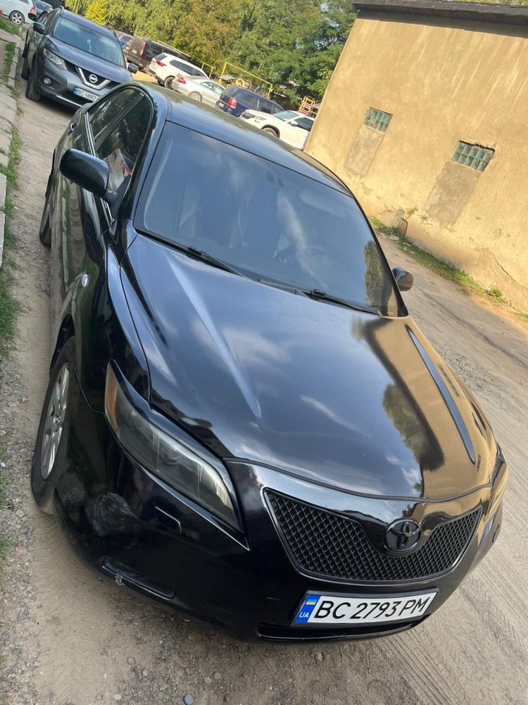 Машина Toyota camry