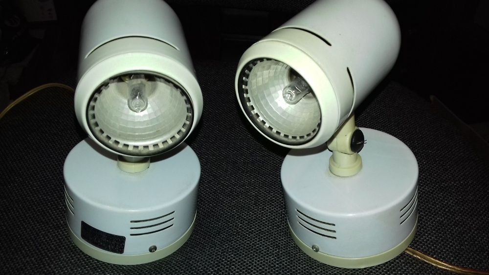 Dois (2) projectores/focos para lâmpadas de halogéneo e LED.