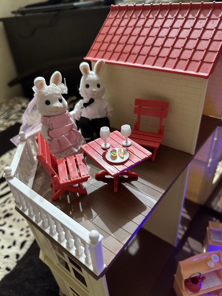 Триповерхова заміська вілла для лісових мешканців Happy Family.