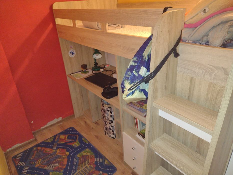 Łóżko pietrowe z zabudową