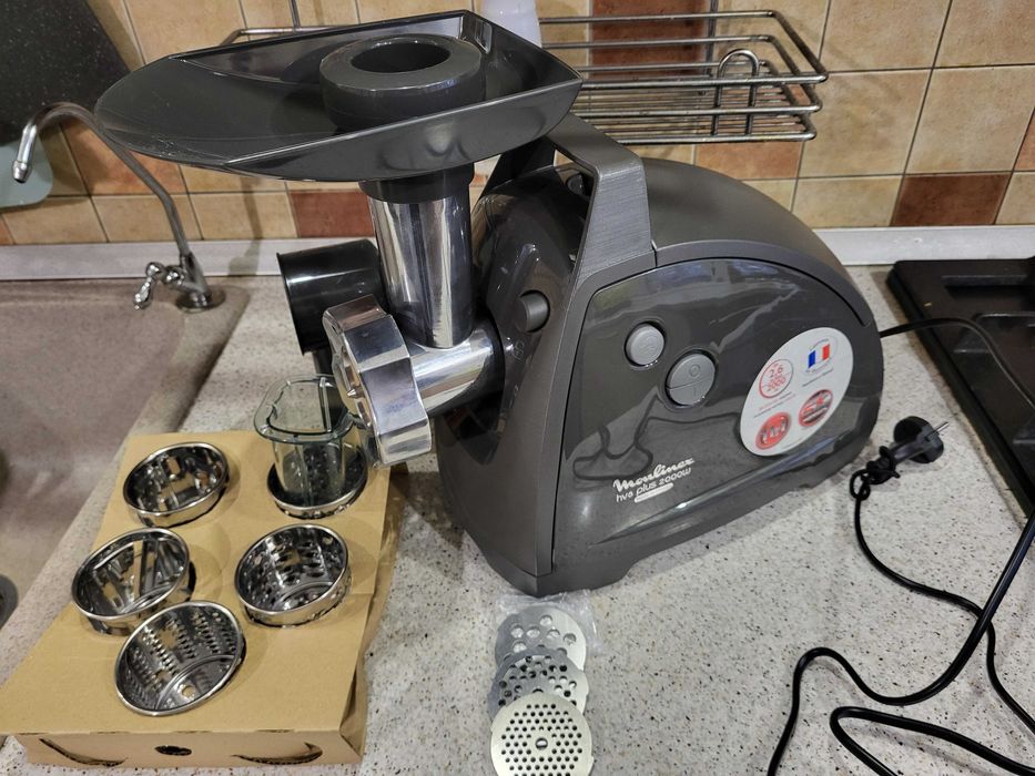 Продам м'ясорубку MOULINEX HV8 2000W( нова)