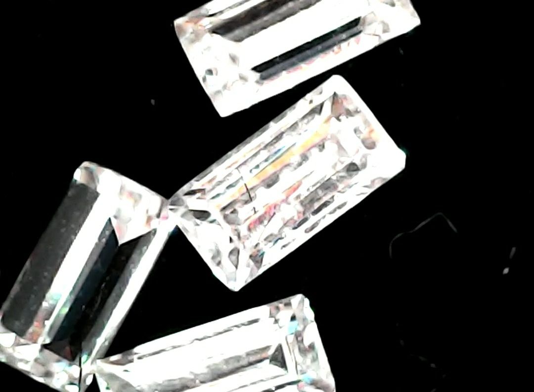 Муассанит 2*4мм, 0.1ct цвет D, огранка "багет", лабораторный бриллиант