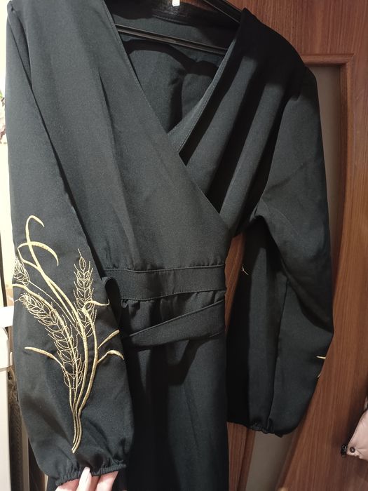 Чорна сукня з вишитим колоском