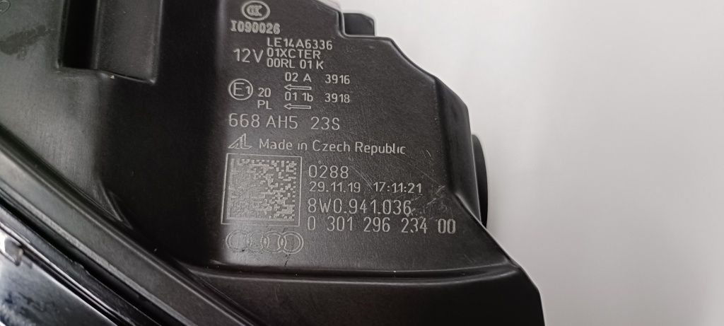 Audi A4 B9 16-19 Lampa Prawa Przednia Matrix