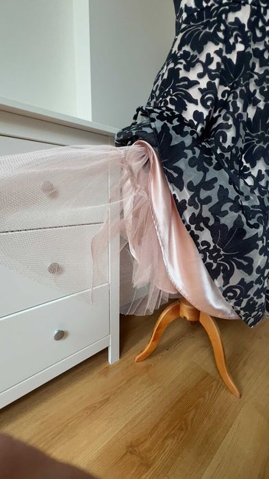 Sukienka z szyfonową halką i dekoltem w stylu Jackie Kennedy!