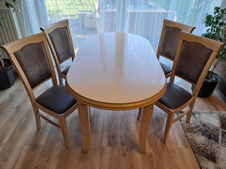 Elegancki stół wraz z krzesłami w kolorze olchy