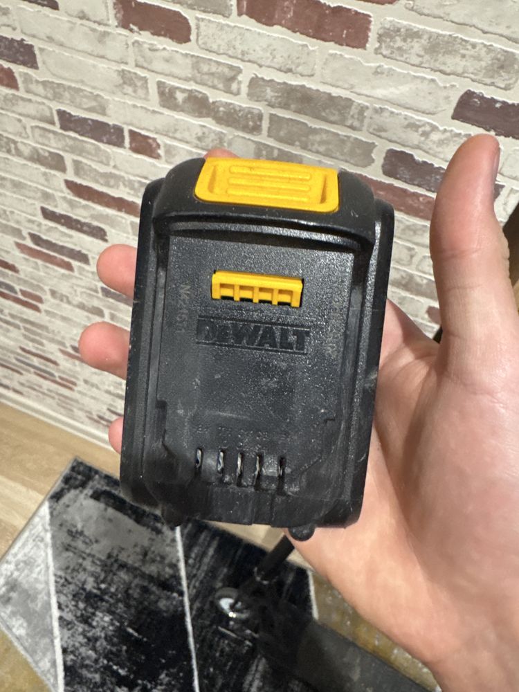 Bateria dewalt 18V li-ion 1.3AH uszkodzona