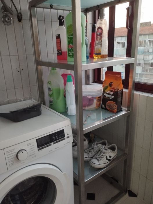 Máquina de lavar roupa uma estante e um carrinho