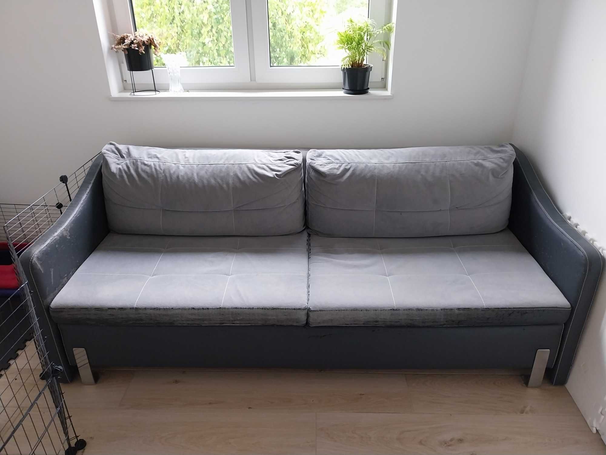 Rozkładana sofa.
