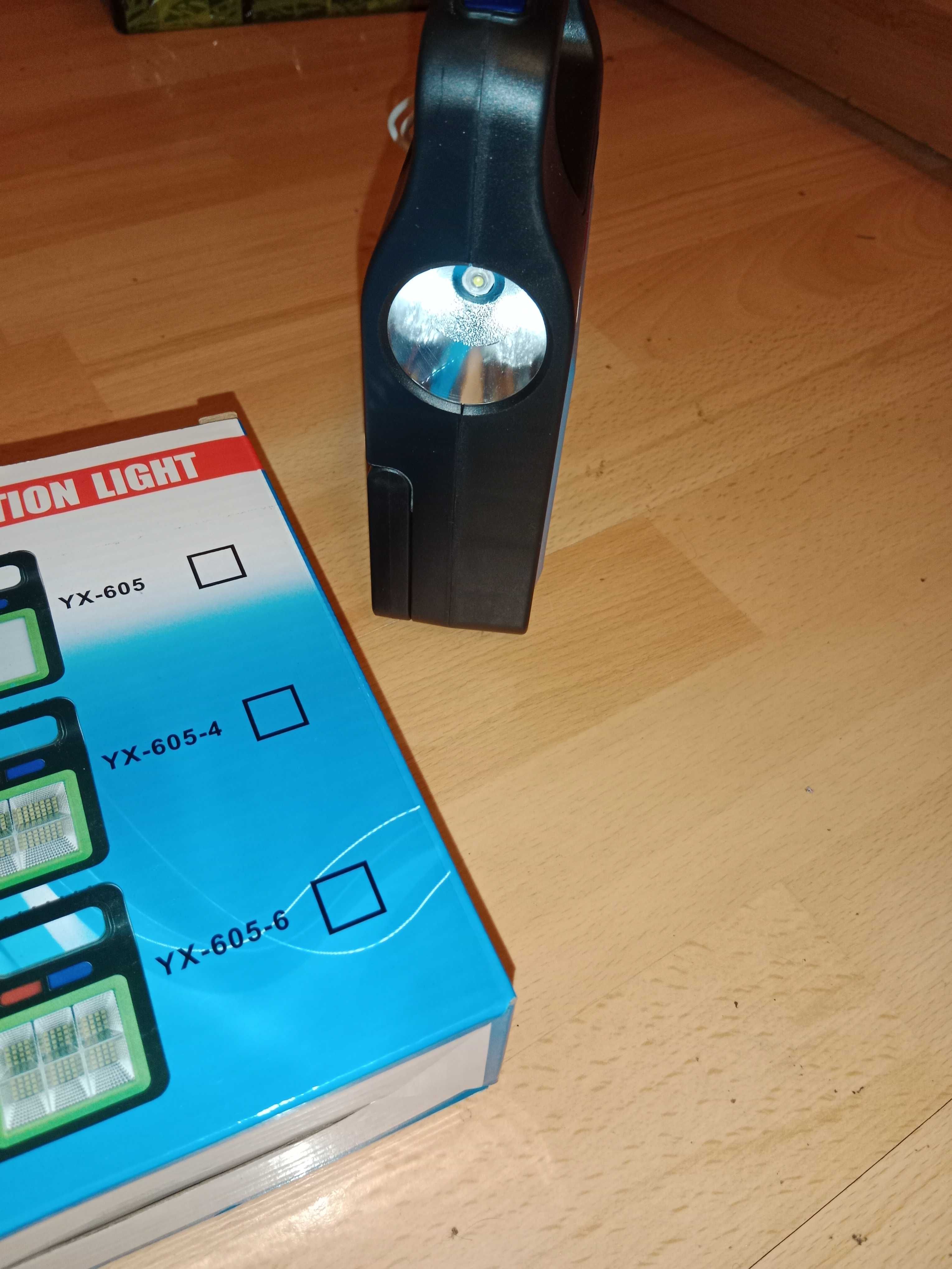 Funkcyjna lampa LED z panelem solarnym