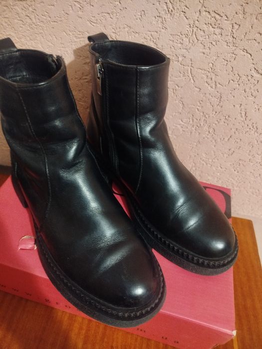 Челсі натуральна шкіра чорного кольору в доброму стані зимовий сезон