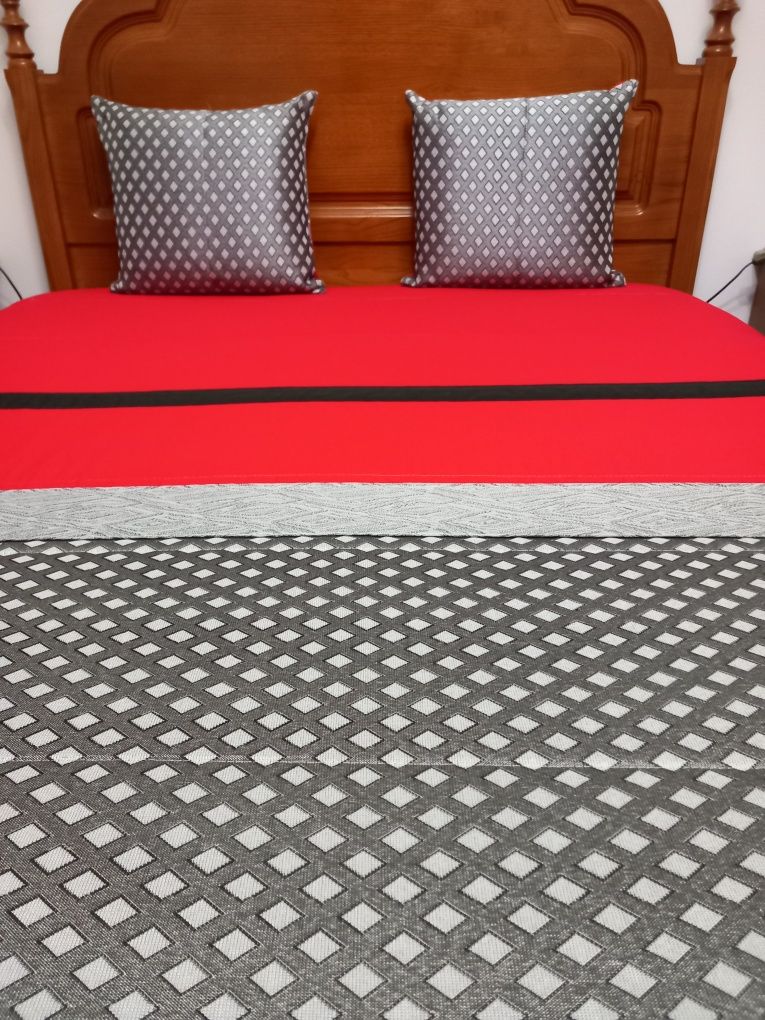 Coberta, almofadas e cortinados