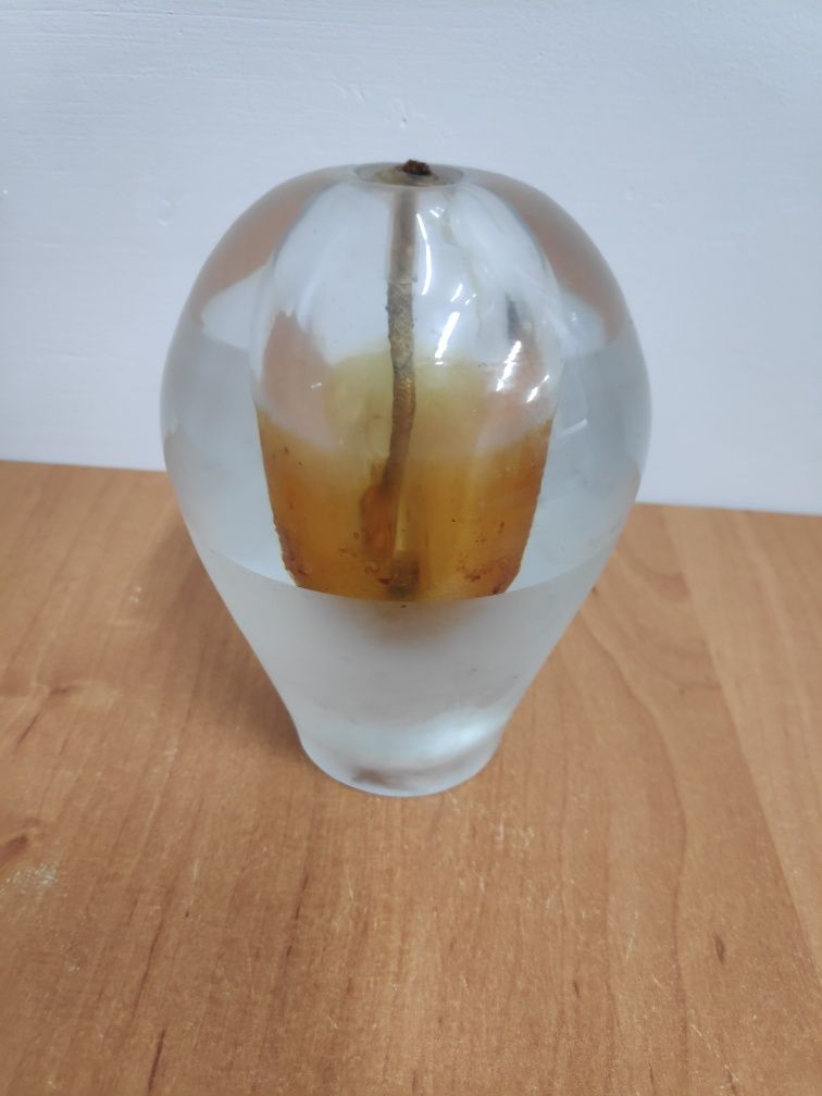 Świecznik , lampion szklany na naftę z knotem.