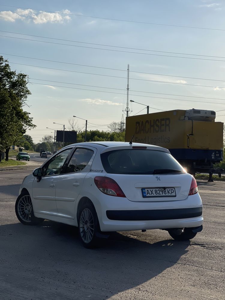 Pegeout 207 2012 1,4 газ/бенз