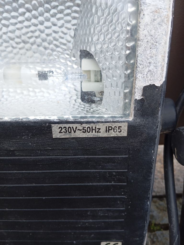 4 focos potentes , 230V
