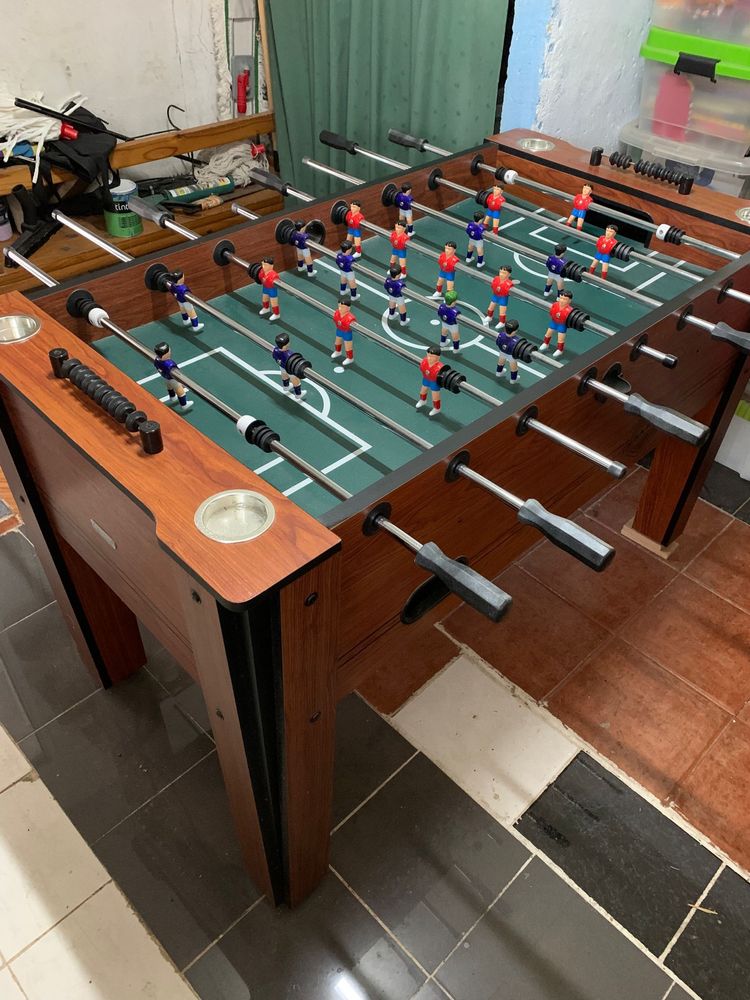 Mesa de matriquilhos, semi nova, pouco uso.