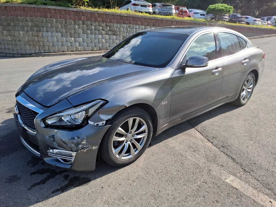2015 Infiniti Q70 3.0D на майданчику, срочна продажа