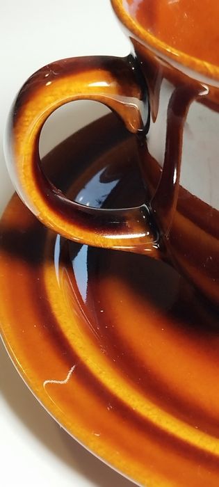 Filiżanki i spodki, brązowy porcelit, PRUSZKÓW