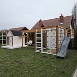Nowoczesny plac zabaw dla dzieci - stodoła z małpim gajem i ślizgiem