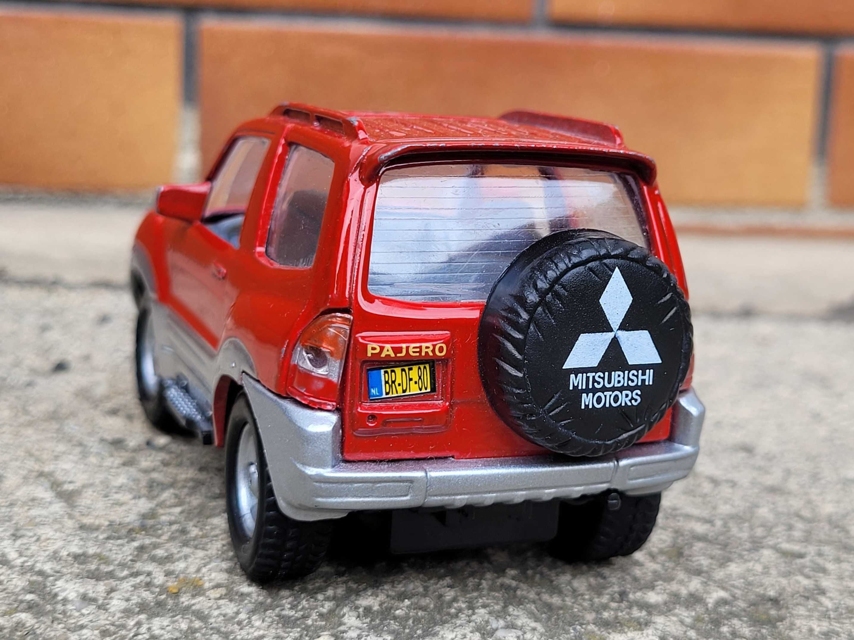 Kolekcja modeli 1:34 Mitsubishi Pajero Unikat